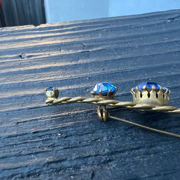 Vintage Blue Crystal Brooch Pin SIGNED AUSTRIA Rhinestone Woven Brass Prong Set - Picture 11 of 14